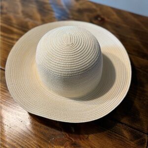 Duluth trading co. straw bucket sun hat. Adjustable size S/M